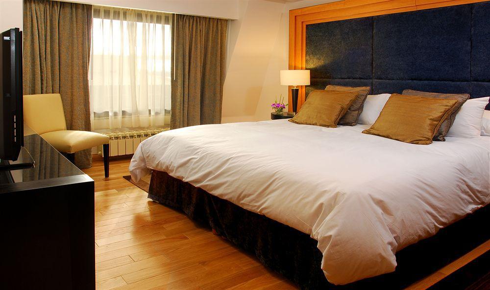 Hotel NH Bariloche Edelweiss Zimmer foto